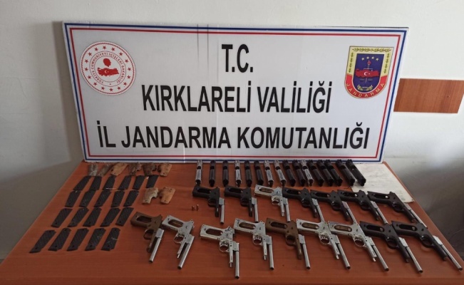 Kırklareli'nde yol kenarındaki poşette 16 silah bulundu