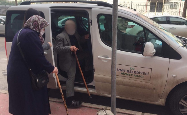 Yaşlı çifti Covid aşısı vurulmaya, İzmit Belediyesi ulaştırdı