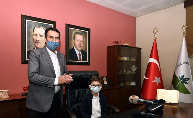 Başkan Mustafa Dündar koltuğunu çocuklara devretti