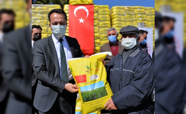 Bilecik'te çiftçilere 40 ton yonca tohumu dağıtıldı