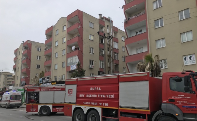 Bursa'da apartmanda çıkan yangında bir kişi dumandan etkilendi