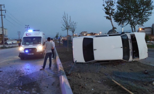 Bursa'da devrilen otomobildeki 2 kişi yaralandı