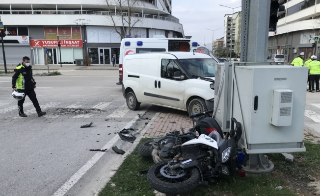 Bursa'da hafif ticari araçla çarpışan motosikletteki trafik polisi yaralandı