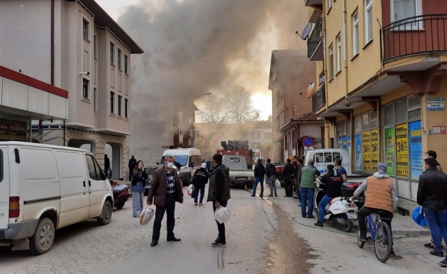 Bursa'da yangın çıkan binadaki Kovid-19 hastaları ambulansla hastaneye kaldırıldı