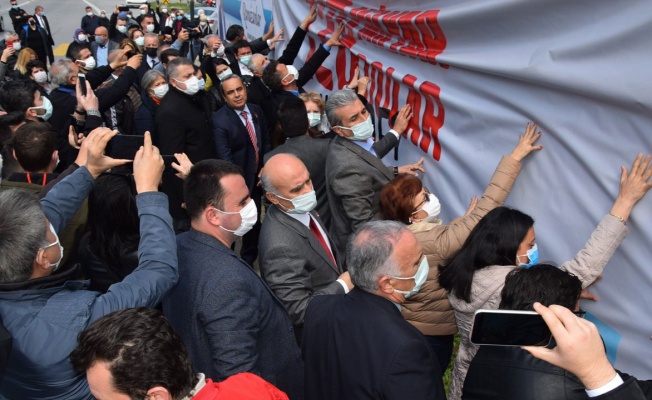 CHP Bursa'da kaldırılan '128 milyar dolar nerede' afişlerini yeniden astı