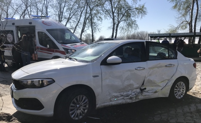 Edirne'de taksi otomobile çarptı : 1 yaralı