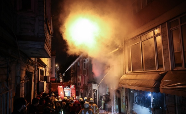 Fatih'te iki katlı ahşap binada çıkan yangın söndürüldü