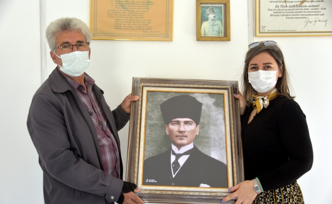 İzmir'de Aliağalı muhtarlara Atatürk Portresi hediyesi