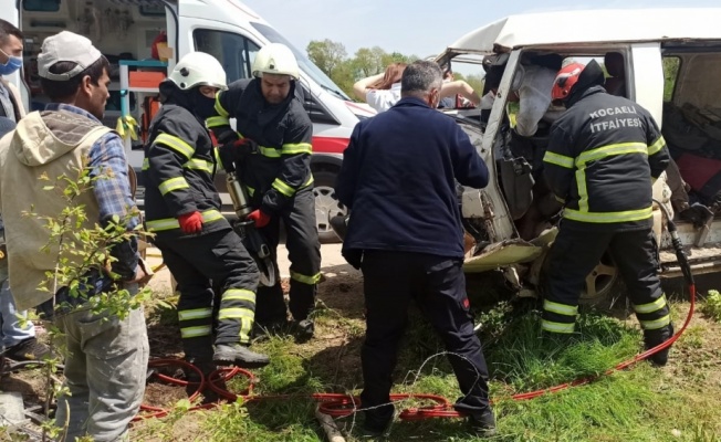 Kocaeli'de işçi minibüsü elektrik direğine çarptı: 5 yaralı