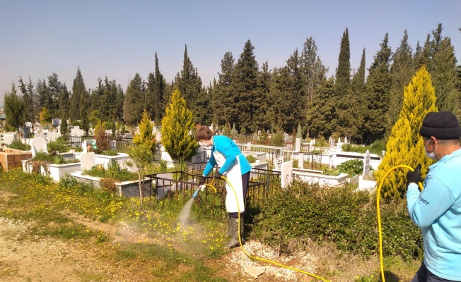 Manisa'da bayram öncesi mezarlıklarda hummalı çalışma