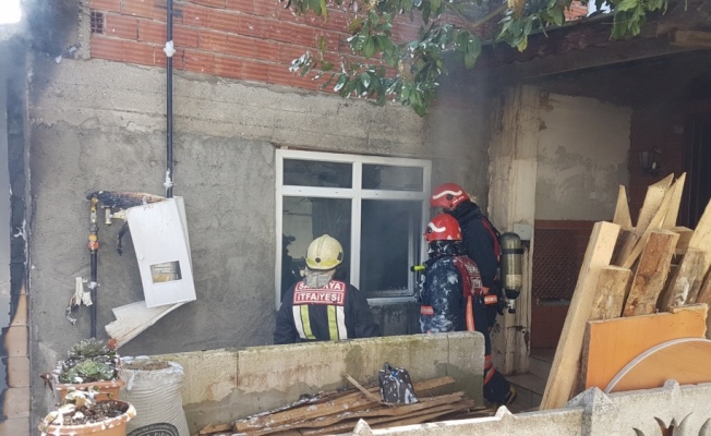 Sapanca'da iki katlı evin verandasında çıkan yangın hasara neden oldu