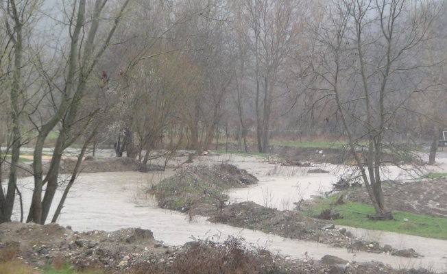 Taraklı'daki Aksu Deresi aşırı yağışın ardından taştı