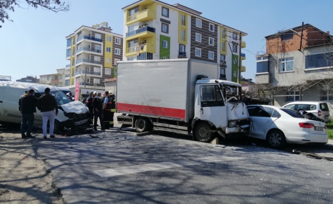 Tekirdağ'da freni boşalan kamyonet 6 araca çarptı: 1 yaralı