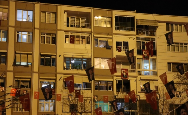 Trakya'da vatandaşlar 23 Nisan'ı balkonlardan İstiklal Marşı okuyarak kutladı