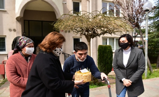 Tuzla Belediye Başkanı Yazıcı'dan, engelli gence doğum günü sürprizi