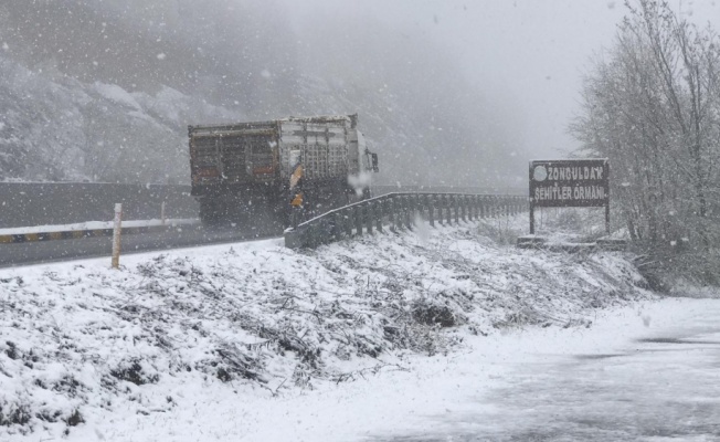 Zonguldak, Karabük, Bartın ve Sakarya'nın yüksek kesimlerinde kar yağışı etkili oluyor
