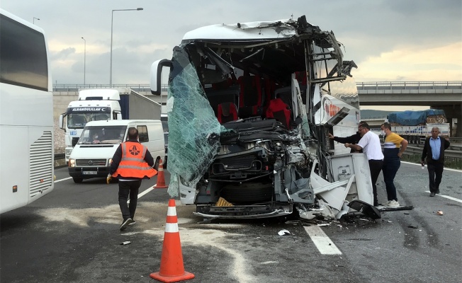 Anadolu Otoyolu'nda iki yolcu otobüsü çarpıştı: 8 yaralı