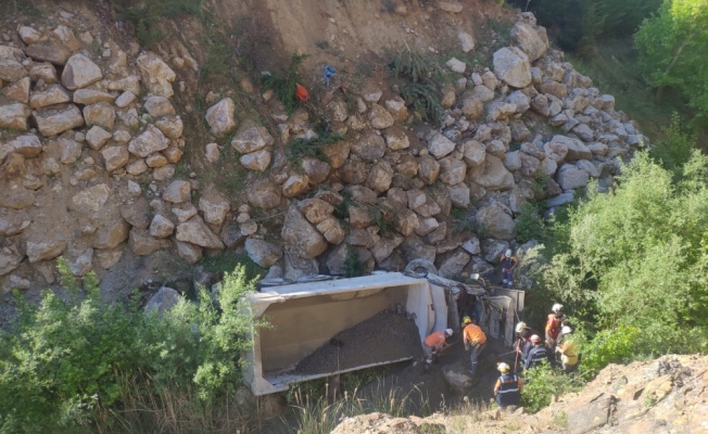 Balıkesir'de kamyon 30 metrelik şarampole devrildi: 1 yaralı