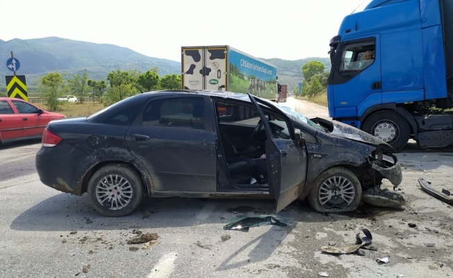 Bursa'da sağanak nedeniyle devrilen otomobile cip çarptı: 3 yaralı