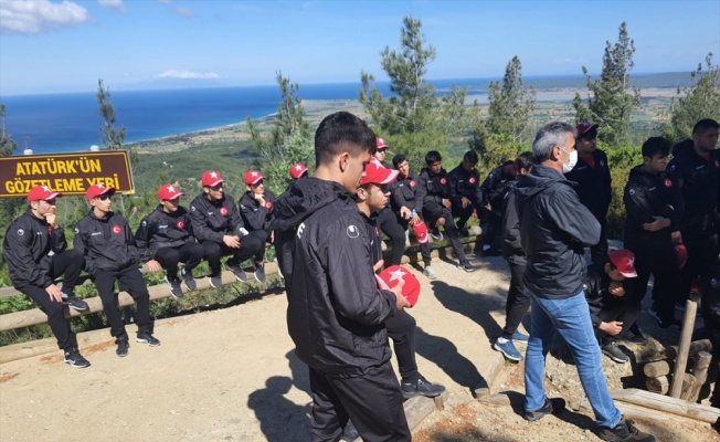 Çanakkale'de kamp yapan Yıldız Grekoromen Güreş Milli Takımı, şehitlikleri ziyaret etti