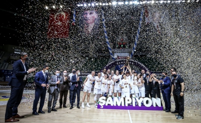 Kadınlar Basketbol Süper Ligi'ne yükselen Bursa Büyükşehir Belediyespor şampiyonluk kupasını aldı