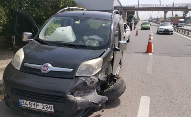 Gebze'de kamyonetle çarpışan hafif ticari aracın sürücüsü yaralandı