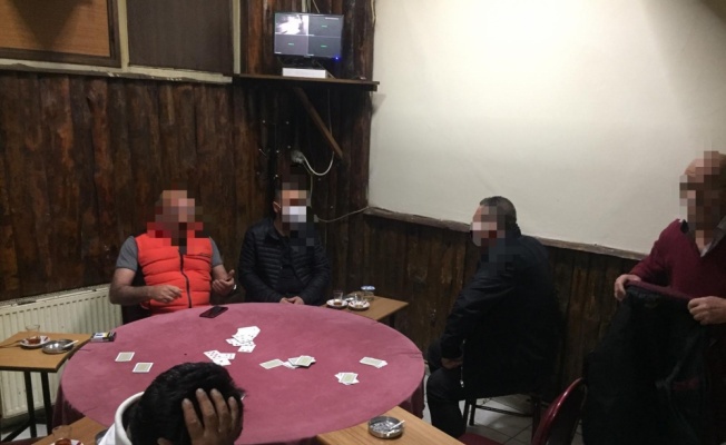 Gebze'de Kovid-19 tedbirlerini ihlal edip iskambil oynayan 6 kişiye para cezası verildi