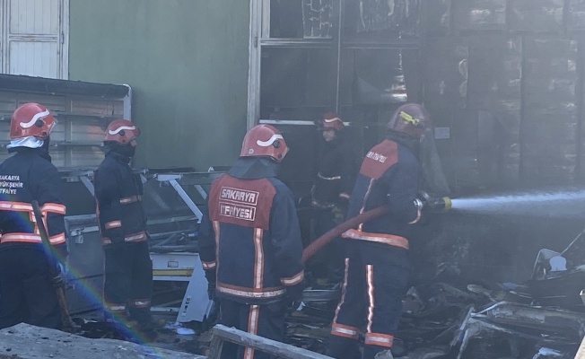 Sakarya'da kuru gıda deposundaki yangın hasara neden oldu