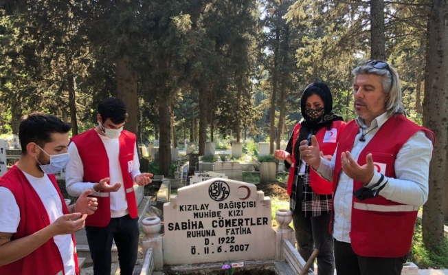 Tekirdağ'da Genç Kızılay ekipleri kabir ziyareti yapamayanlar için mezarlıkları temizleyerek dua etti