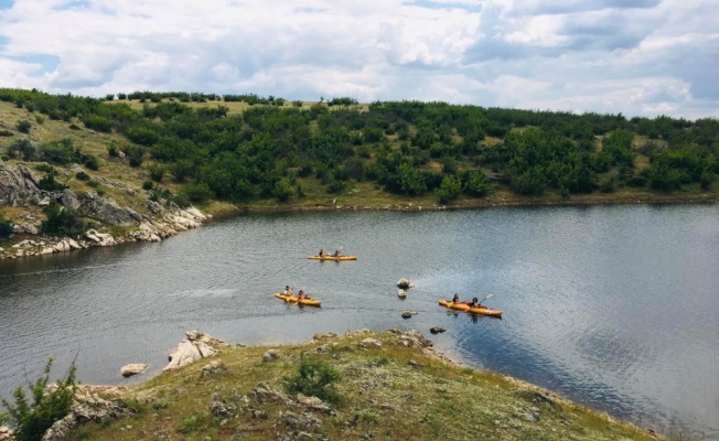 Edirne'de kanocular normalleşme sürecinin ilk etkinliğinde Süloğlu Barajı'nda kürek çekti