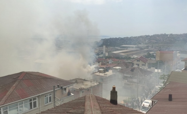 Kocaeli'de apartmanın çatısında çıkan yangın 4 binada hasara neden oldu