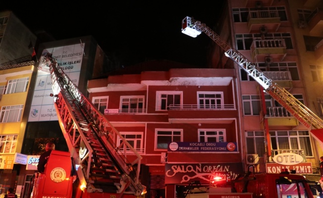 Kocaeli'de bir apartmanın çatı katında çıkan yangın söndürüldü