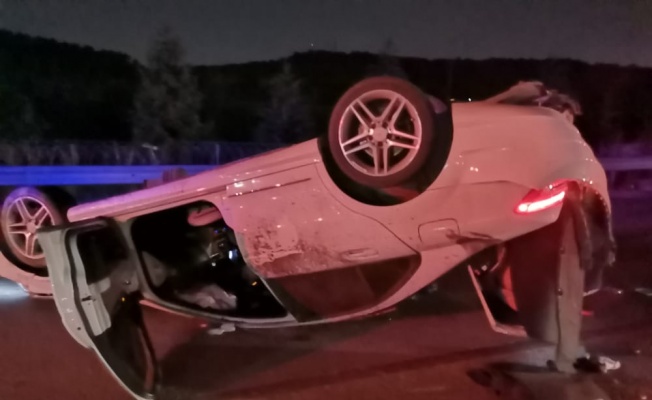 Kocaeli'de devrilen otomobilin sürücüsü yaralandı