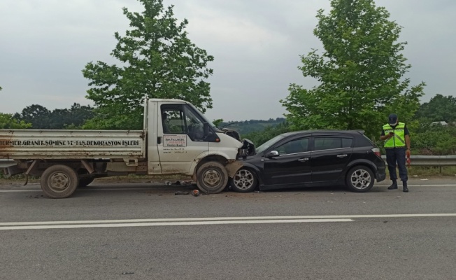 Kocaeli'de kamyonet ile otomobil çarpıştı: 5 yaralı
