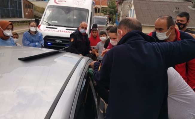 Kocaeli'de otomobilde kilitli kalan 1,5 yaşındaki çocuğu itfaiye kurtardı