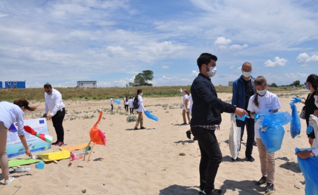 Öğrenciler Saros Körfezi'nde çevre temizliği yaptı