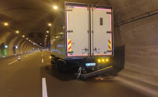 Otoyol tünelinde otomobilin hurdaya döndüğü kazada iki sürücü yara almadan kurtuldu