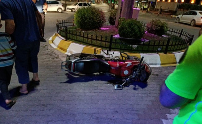Pamukova'da otomobille çarpışan motosikletteki iki kişi yaralandı