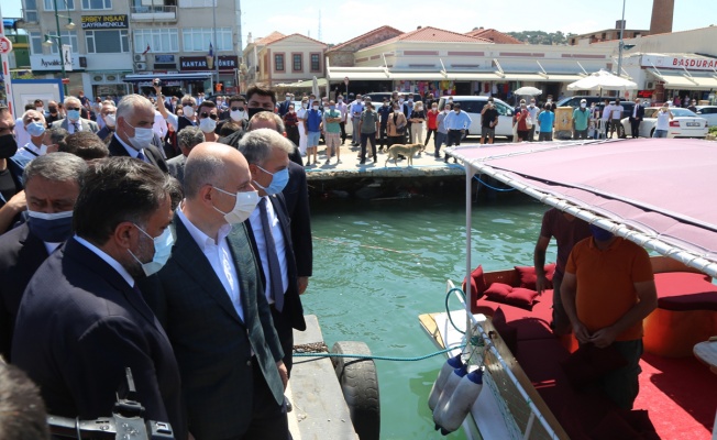 Ulaştırma ve Altyapı Bakanı Karaismailoğlu, Ayvalık'ta tekne sahipleriyle bir araya geldi: