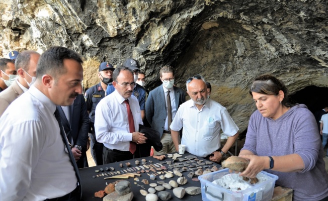 Bilecik Valisi Şentürk, Gedikkaya Mağarası'ndaki kazı çalışmalarını inceledi