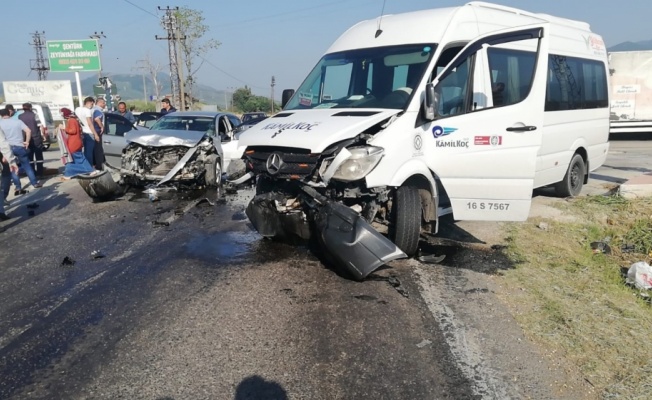 Bursa'da otomobille minibüs çarpıştı: 2 yaralı