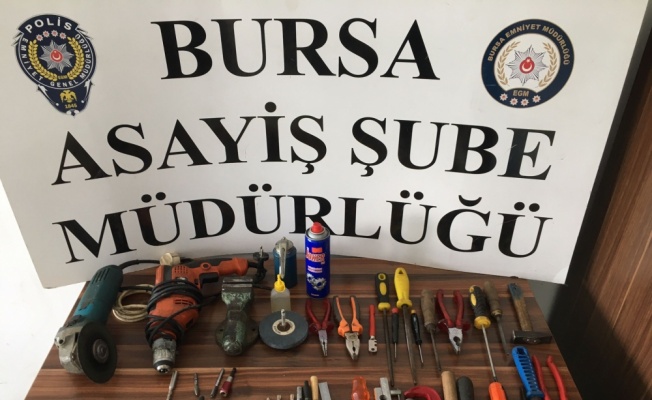Bursa'da silah imal ederken yaralandığı iddia edilen şüphelinin evinde çok sayıda tabanca bulundu