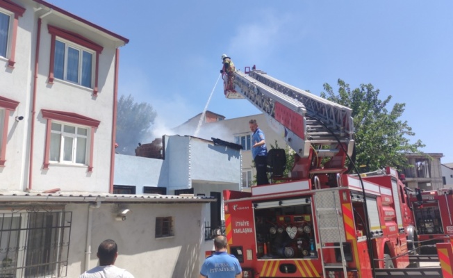 Bursa'da yangın çıkan evdeki yaşlı kadını yakındaki lisenin öğretmeni kurtardı