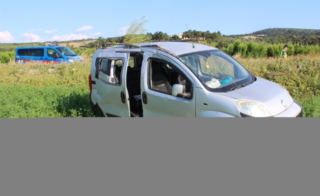 Çanakkale’de hafif ticari araç yol kenarına devrildi: 1 ölü, 2 yaralı