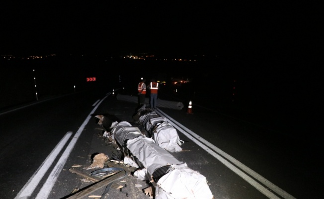 Edirne'de tırdan dökülen alüminyum çubuklar sınır kapısına giden yolda trafiği aksattı