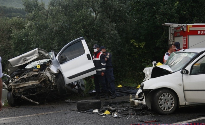 Bursa'da hafif ticari araç ile otomobil çarpıştı: 4 ölü, 5 yaralı