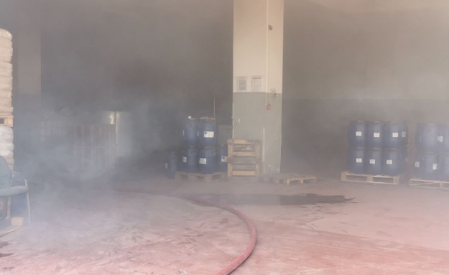 Kocaeli'de çıkan yangında kimya fabrikasının deposundaki ürünler hasar gördü