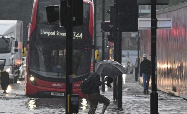 Londra’da sel! Otobüsler yollarda kaldı!