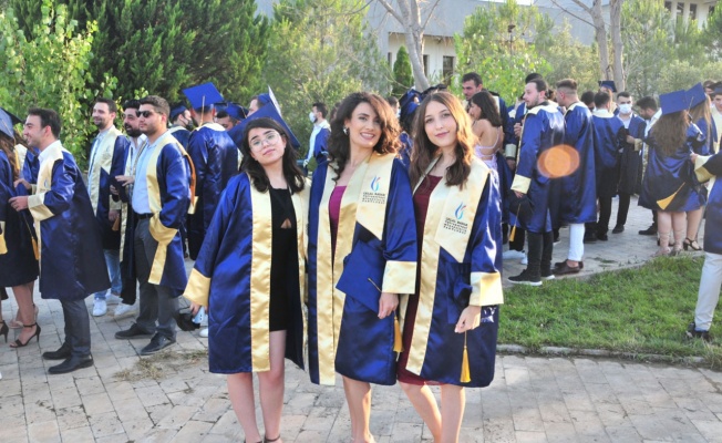 Manisa Celal Bayarlı genç mühendislerin mezuniyet sevinci