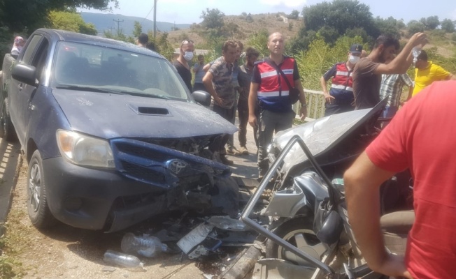 Balıkesir'de kamyonetle otomobilin çarpışması sonucu 5 kişi yaralandı